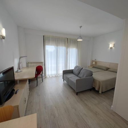 אלקאלה דה הנארס Residencia Universitaria Resa Giner De Los Rios מראה חיצוני תמונה