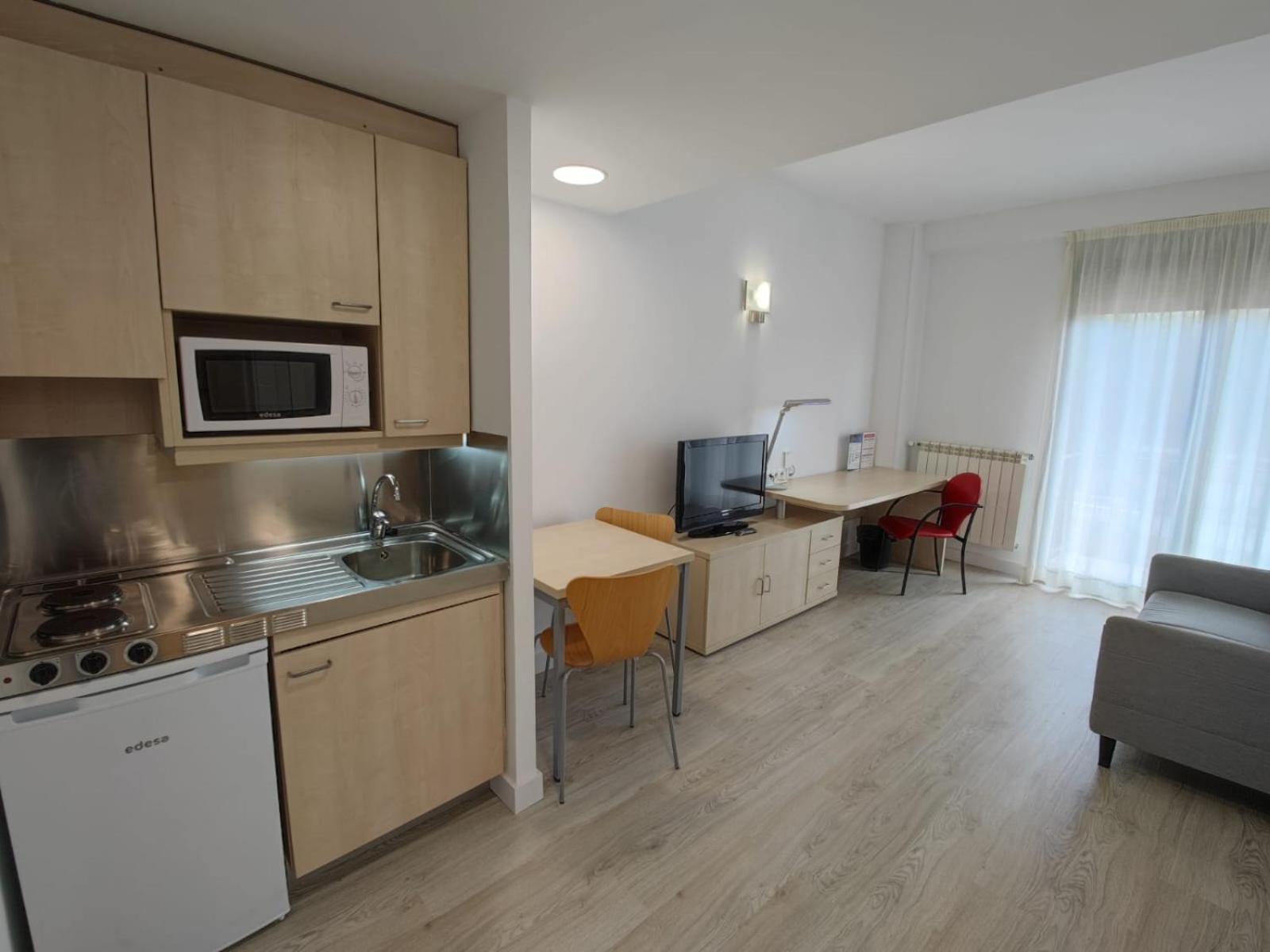 אלקאלה דה הנארס Residencia Universitaria Resa Giner De Los Rios מראה חיצוני תמונה