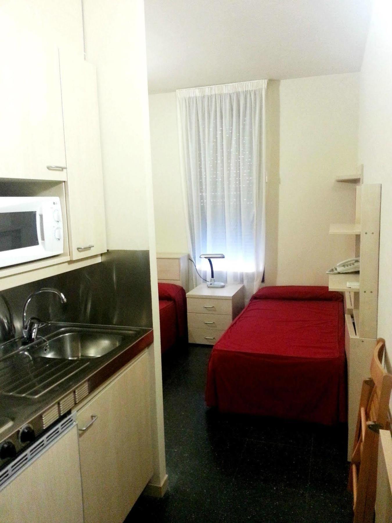 אלקאלה דה הנארס Residencia Universitaria Resa Giner De Los Rios מראה חיצוני תמונה